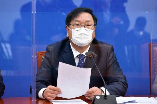 김태년 민주당 원내대표가 15일 국회에서 열린 원내대책회의에서 발언을 하고 있다. 연합뉴스